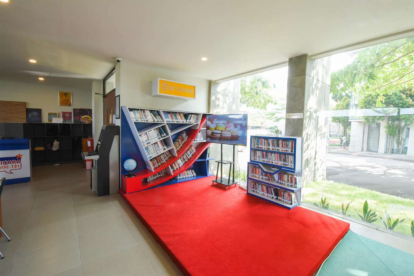 Mahasiswa di perpustakaan